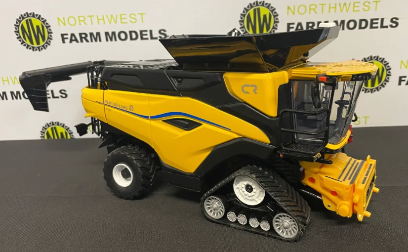 BRITAINS 43403 1:32 SCALE NEW HOLLAND CR11 COMBINE HARVESTER WITH 2 HEADERS