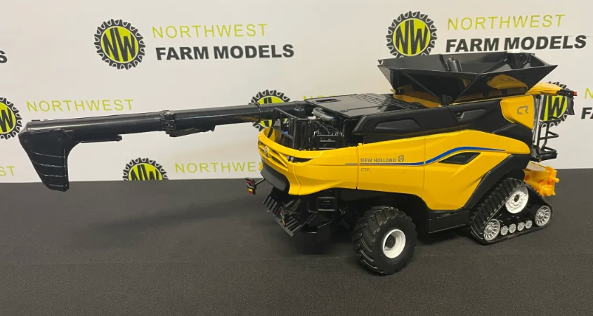 BRITAINS 43403 1:32 SCALE NEW HOLLAND CR11 COMBINE HARVESTER WITH 2 HEADERS