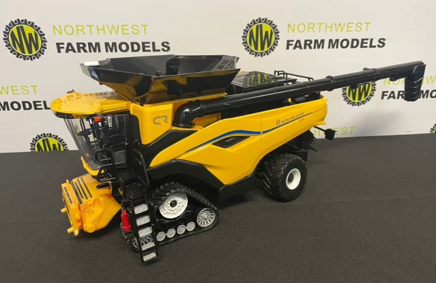 BRITAINS 43403 1:32 SCALE NEW HOLLAND CR11 COMBINE HARVESTER WITH 2 HEADERS