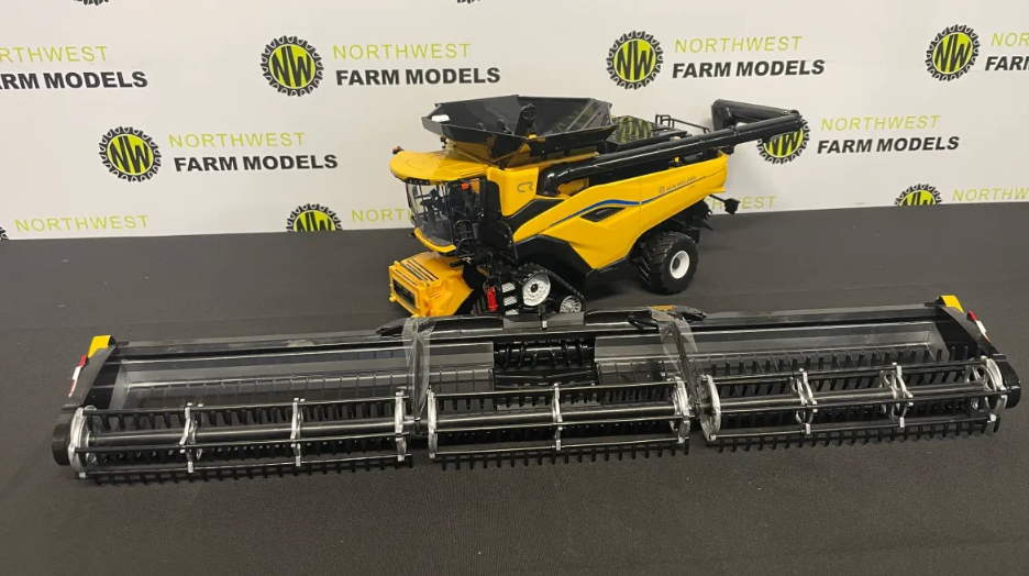 BRITAINS 43403 1:32 SCALE NEW HOLLAND CR11 COMBINE HARVESTER WITH 2 HEADERS