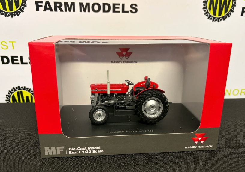 UNIVERSAL HOBBIES 2785 1:32 SCALE MASSEY FERGUSON 135 TRACTOR