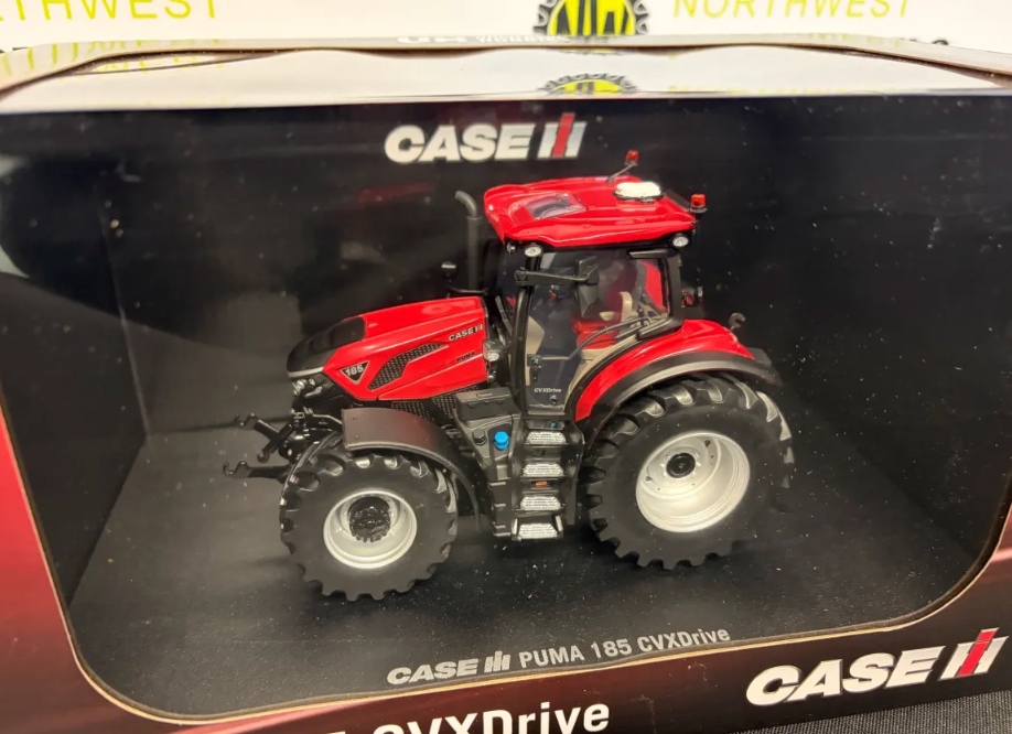 UNIVERSAL HOBBIES 6811 1:32 SCALE CASE IH PUMA 185 CVX TRACTOR