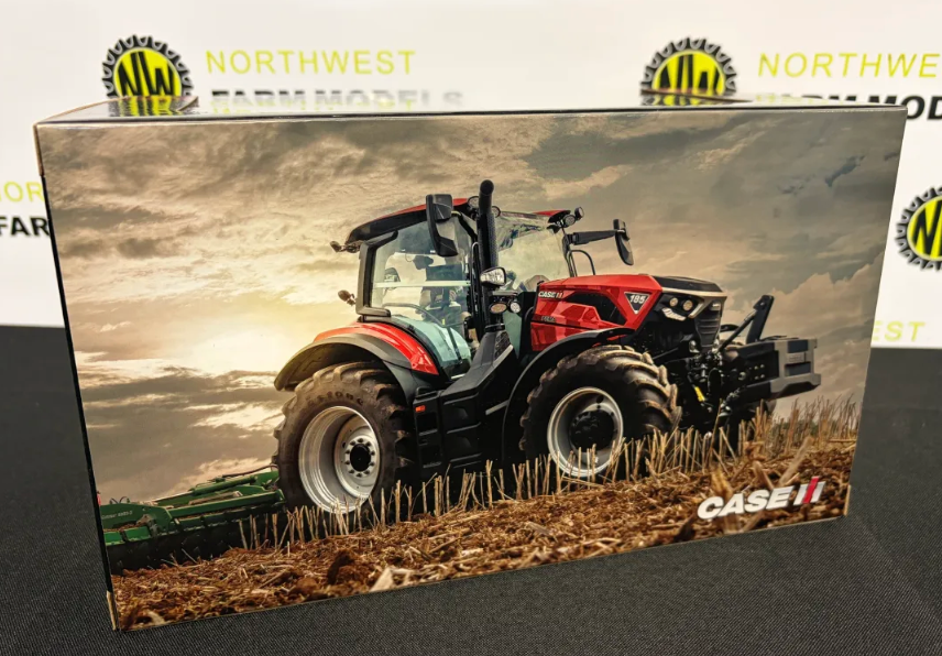 UNIVERSAL HOBBIES 6811 1:32 SCALE CASE IH PUMA 185 CVX TRACTOR