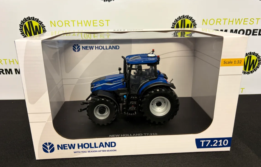 UNIVERSAL HOBBIES 6810 1:32 SCALE NEW HOLLAND T7.210 DYNAMIC BLUE TRACTOR