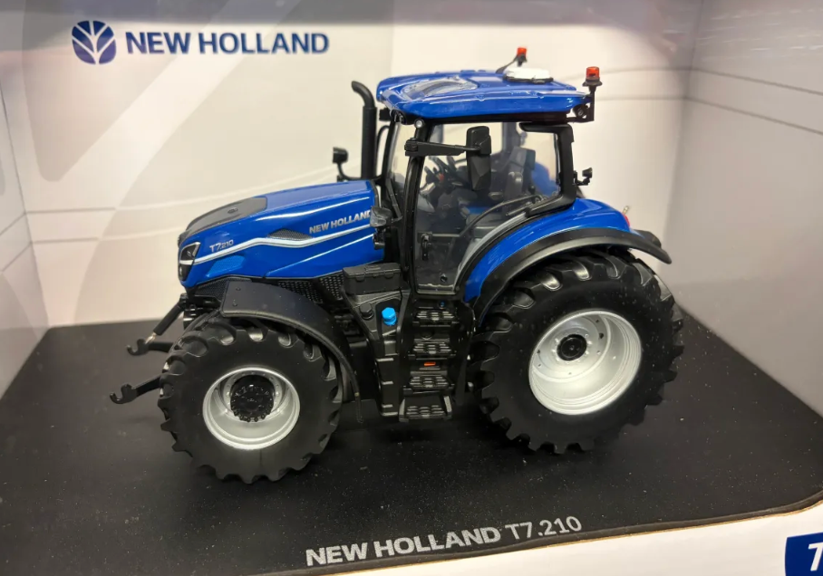 UNIVERSAL HOBBIES 6810 1:32 SCALE NEW HOLLAND T7.210 DYNAMIC BLUE TRACTOR