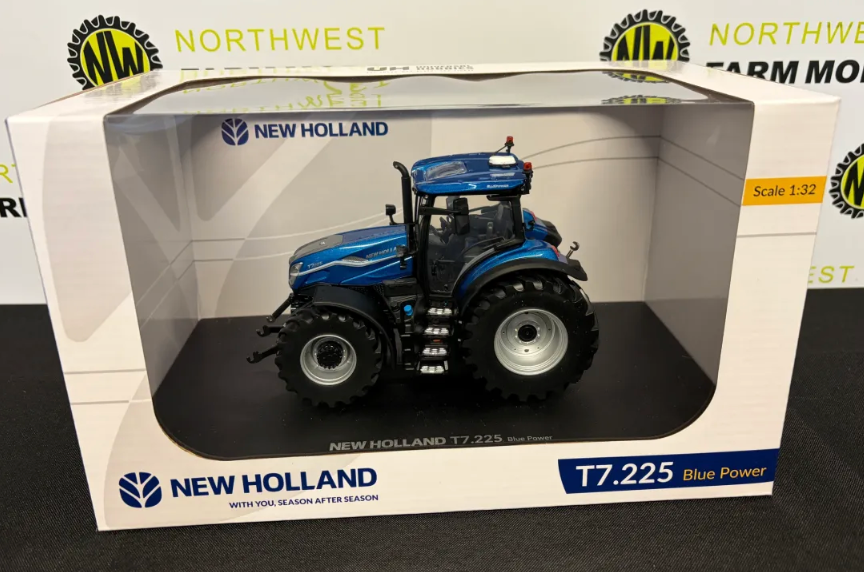 UNIVERSAL HOBBIES 7201 1:32 SCALE NEW HOLLAND T7.225 BLUE POWER TRACTOR