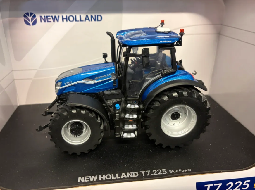 UNIVERSAL HOBBIES 7201 1:32 SCALE NEW HOLLAND T7.225 BLUE POWER TRACTOR