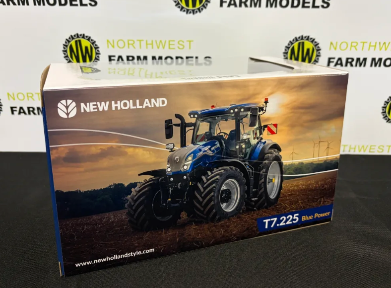 UNIVERSAL HOBBIES 7201 1:32 SCALE NEW HOLLAND T7.225 BLUE POWER TRACTOR
