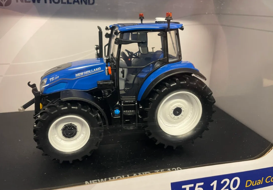 UNIVERSAL HOBBIES 6678 1:32 SCALE NEW HOLLAND T5.120 DUAL COMMAND TRACTOR