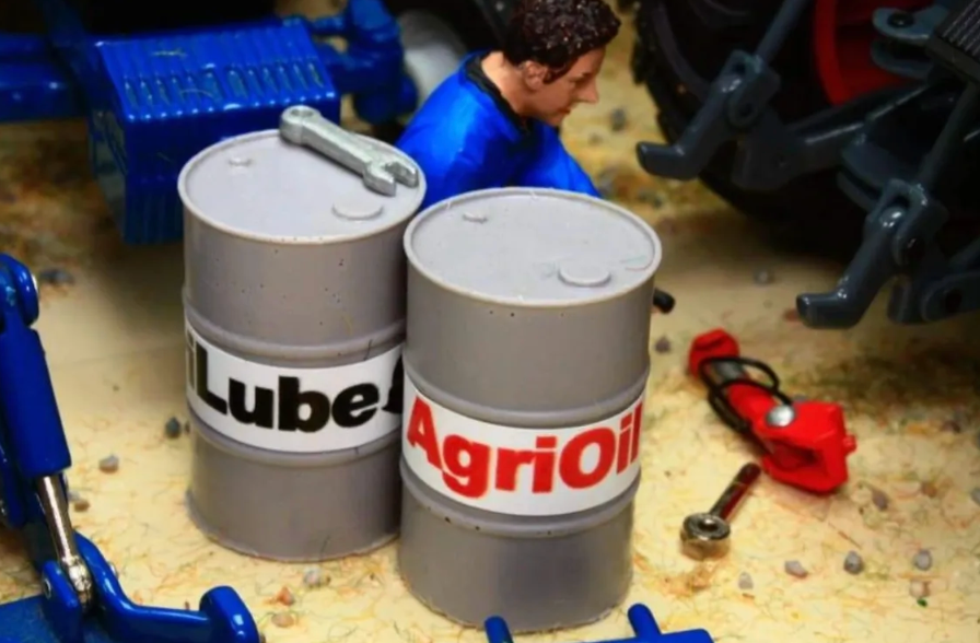 BRUSHWOOD TOYS BT3063 1:32 SCALE GREY BARRELS AGRI OIL/AGRI LUBE