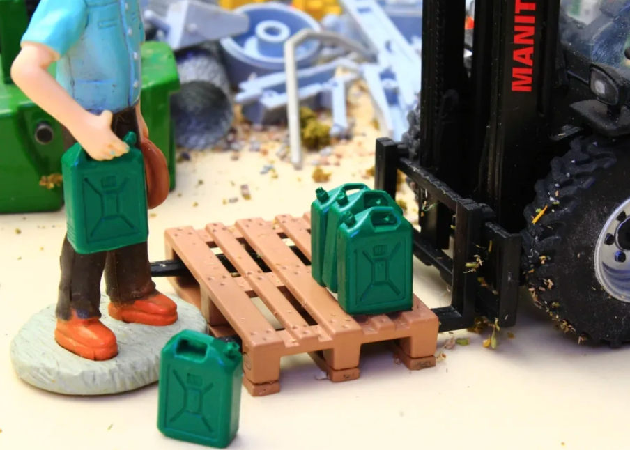 BRUSHWOOD TOYS BT3087 1:32 SCALE GREEN JERRY CANS (5 PIECES)