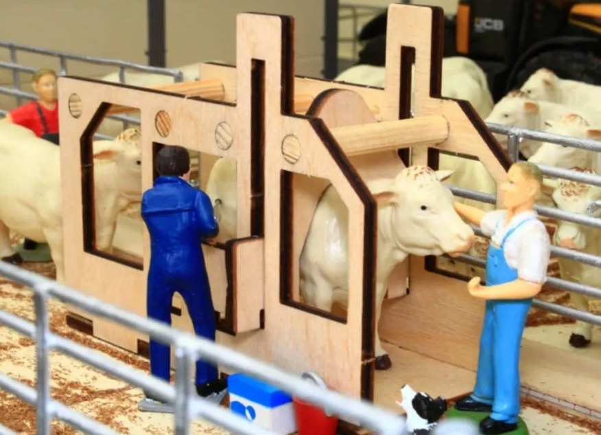 BRUSHWOOD TOYS BT2071 1:32 SCALE CATTLE CRUSH