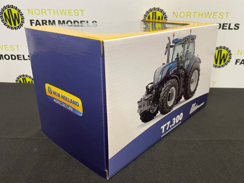 UNIVERSAL HOBBIES 6491 1:32 SCALE NEW HOLLAND T7.300 BLUE POWER TRACTOR
