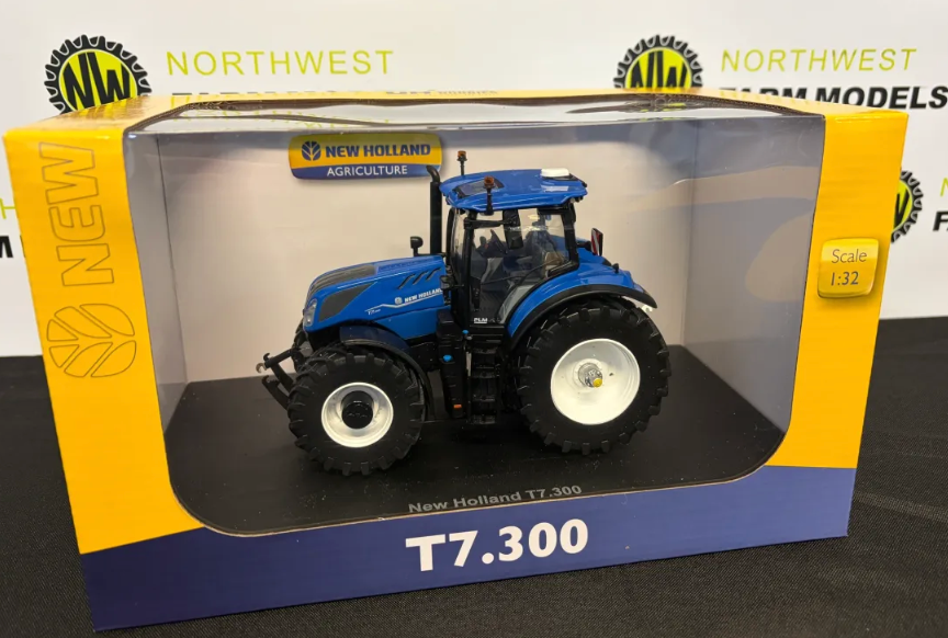UNIVERSAL HOBBIES 6604 1:32 SCALE NEW HOLLAND T7.300 TRACTOR