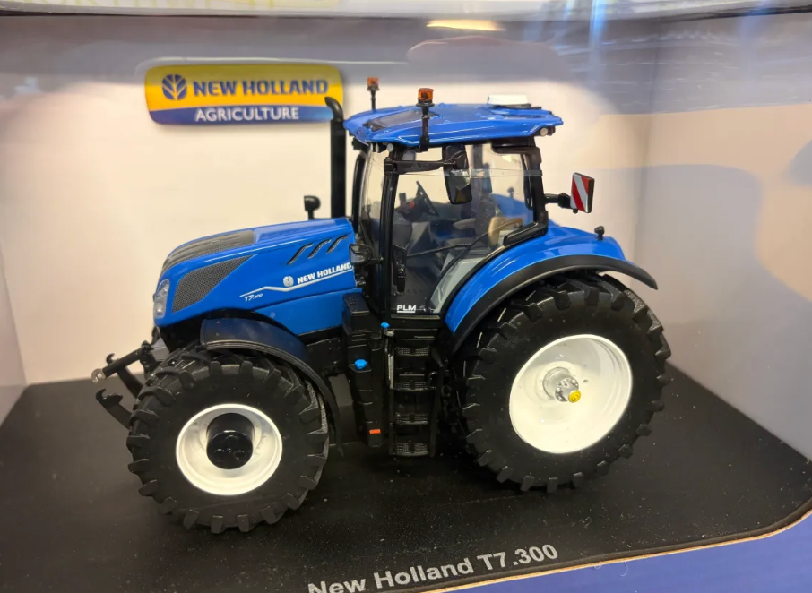 UNIVERSAL HOBBIES 6604 1:32 SCALE NEW HOLLAND T7.300 TRACTOR