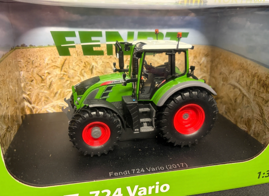 UNIVERSAL HOBBIES 5231 1:32 SCALE FENDT 724 VARIO TRACTOR