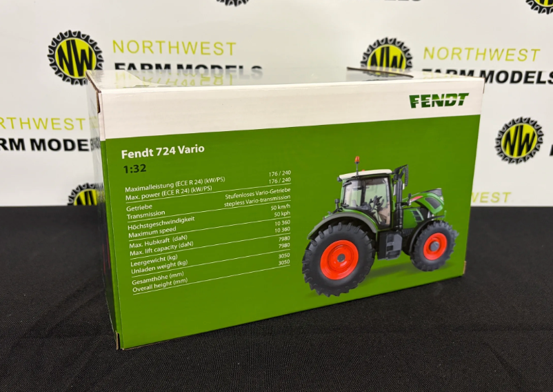 UNIVERSAL HOBBIES 5231 1:32 SCALE FENDT 724 VARIO TRACTOR
