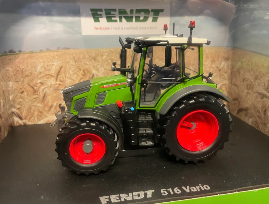 UNIVERSAL HOBBIES 6740 1:32 SCALE FENDT 516 VARIO 4WD TRACTOR