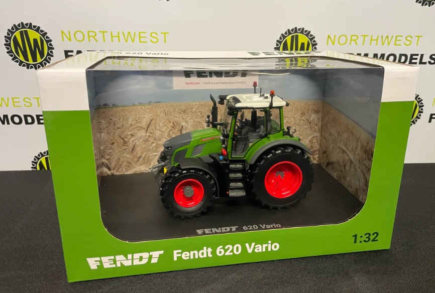 UNIVERSAL HOBBIES 6666 1:32 SCALE FENDT 620 VARIO TRACTOR