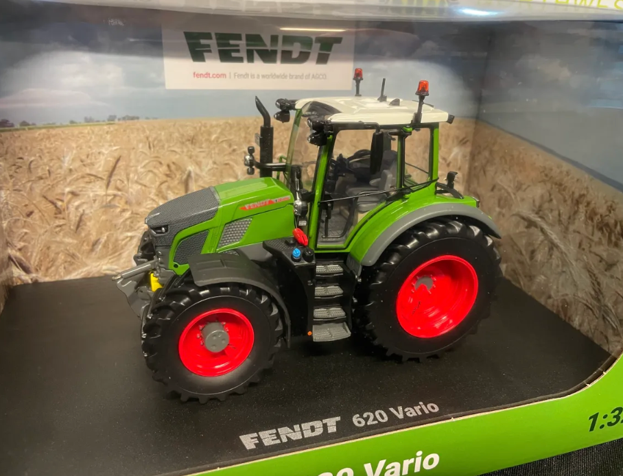 UNIVERSAL HOBBIES 6666 1:32 SCALE FENDT 620 VARIO TRACTOR