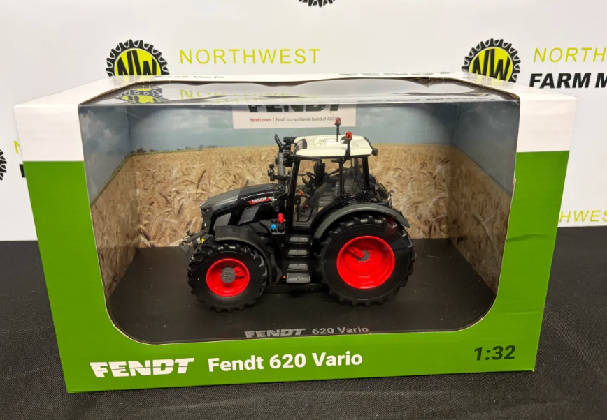 UNIVERSAL HOBBIES 1:32 SCALE FENDT 620 VARIO BLACK EDITION