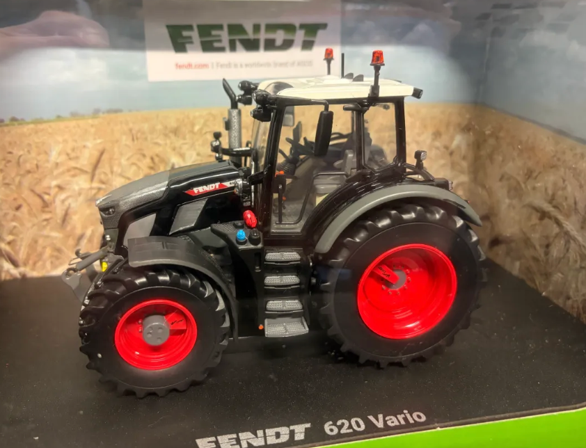UNIVERSAL HOBBIES 1:32 SCALE FENDT 620 VARIO BLACK EDITION