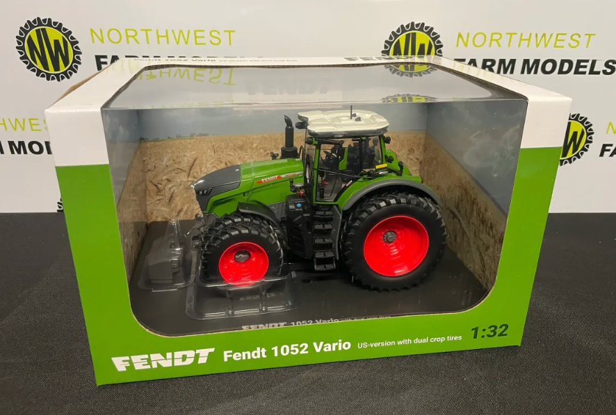 UNIVERSAL HOBBIES 6876 1:32 SCALE FENDT 1052 VARIO - US VERSION
