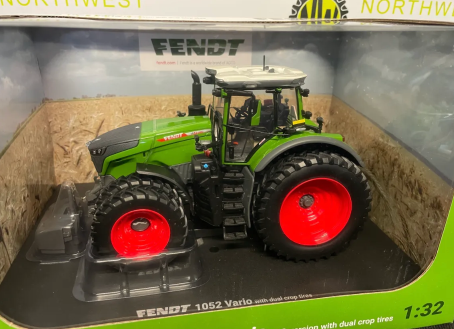 UNIVERSAL HOBBIES 6876 1:32 SCALE FENDT 1052 VARIO - US VERSION