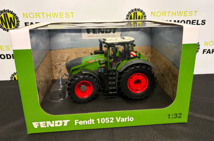 UNIVERSAL HOBBIES 6851 1:32 SCALE FENDT 1052 VARIO TRACTOR