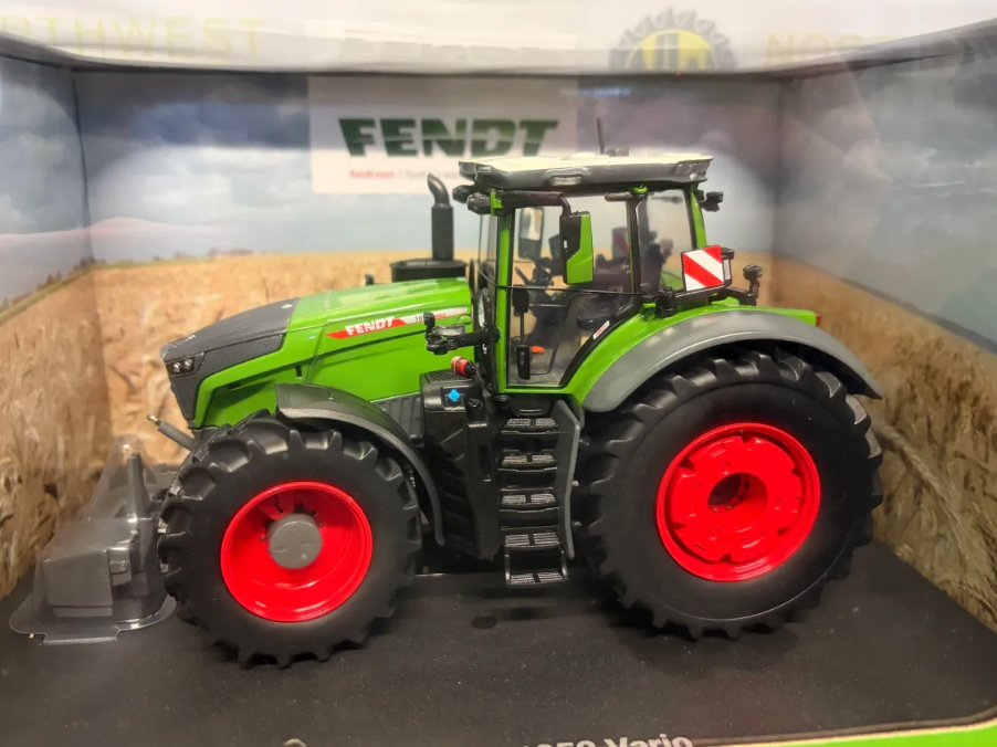 UNIVERSAL HOBBIES 6851 1:32 SCALE FENDT 1052 VARIO TRACTOR