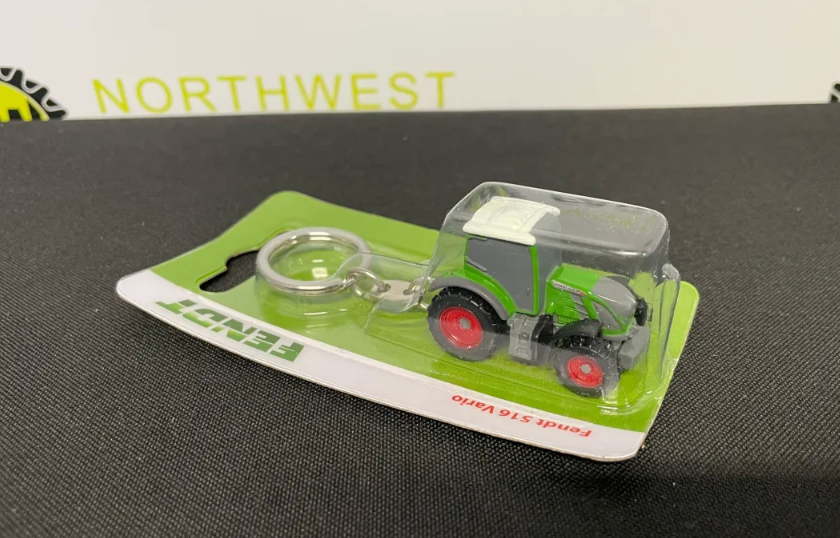 UNIVERSAL HOBBIES 5837 FENDT 516 VARIO NATURE GREEN KEYRING