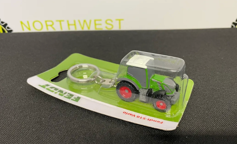 UNIVERSAL HOBBIES 5837 FENDT 516 VARIO NATURE GREEN KEYRING