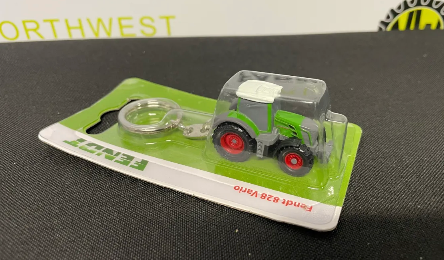 UNIVERSAL HOBBIES 5845 FENDT 828 VARIO NATURE GREEN KEYRING