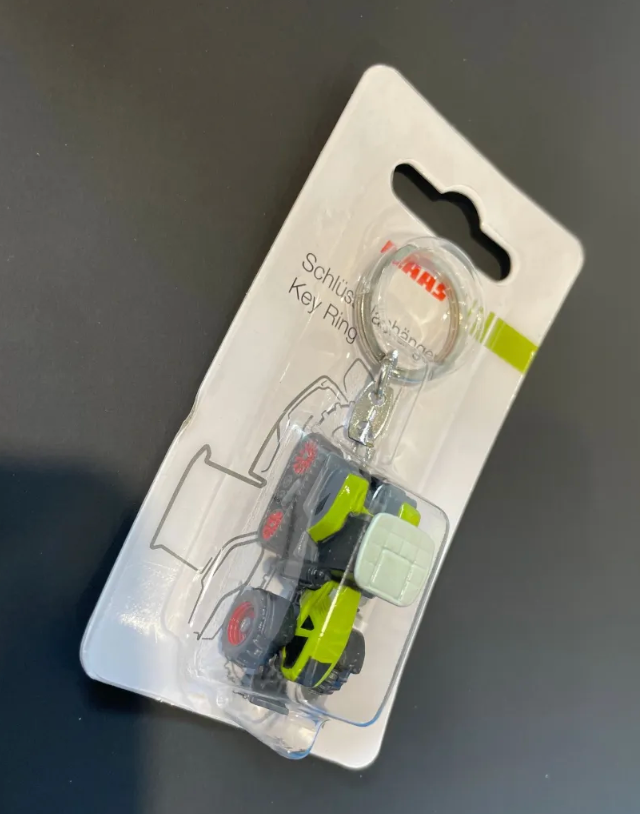 UNIVERSAL HOBBIES 5858 CLAAS AXION 960 TERRA TRAC KEYRING
