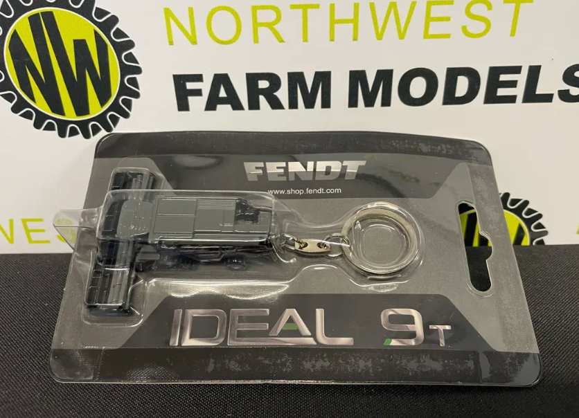 UNIVERSAL HOBBIES 5865 FENDT IDEAL 9T COMBINE HARVESTER KEYRING