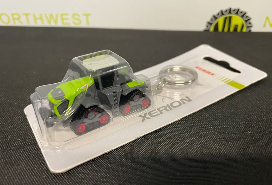 UNIVERSAL HOBBIES 5889 1:32 SCALE CLAAS XERION 12.650 KEYRING