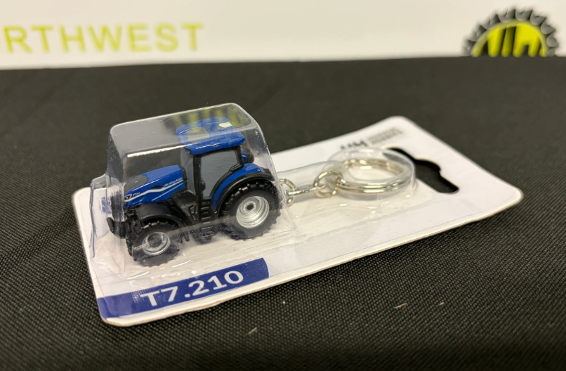 UNIVERSAL HOBBIES 5900 NEW HOLLAND T7.210 DYNAMIC BLUE KEYRING