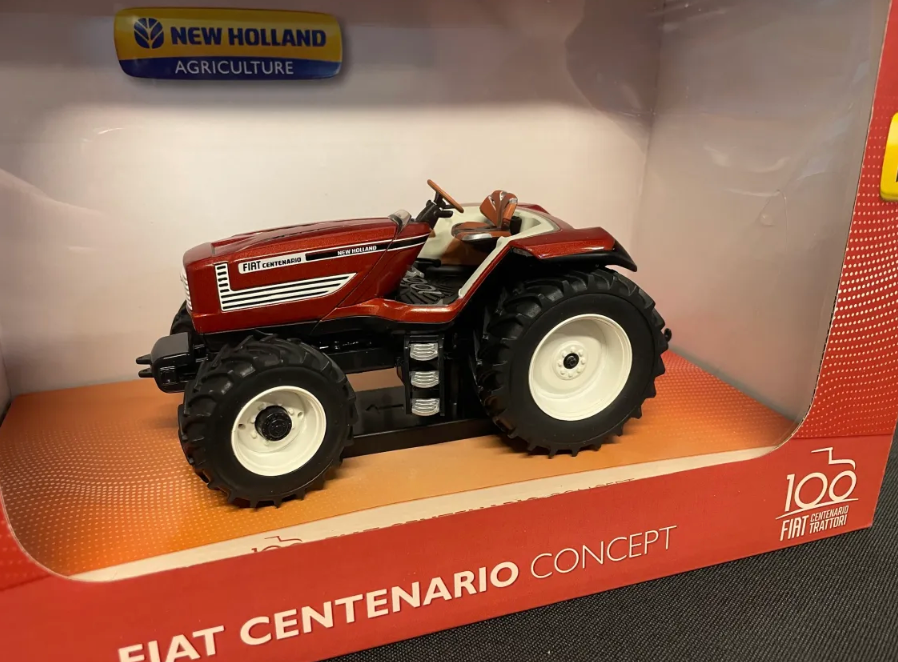 UNIVERSAL HOBBIES 5382 1:32 SCALE FIAT CENTENARIO CONCEPT