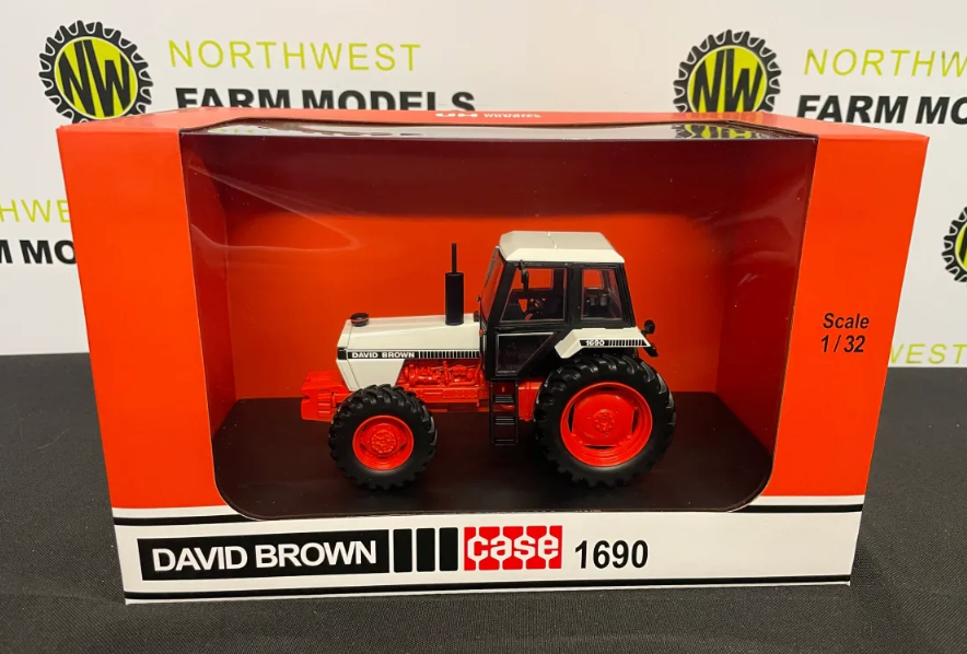 UNIVERSAL HOBBIES 6753 1:32 SCALE DAVID BROWN 1690 4WD 1979-1983