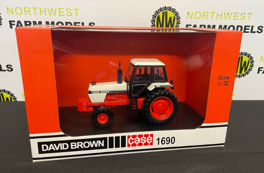 UNIVERSAL HOBBIES 6754 1:32 SCALE DAVID BROWN 1690 2WD (1979) TRACTOR