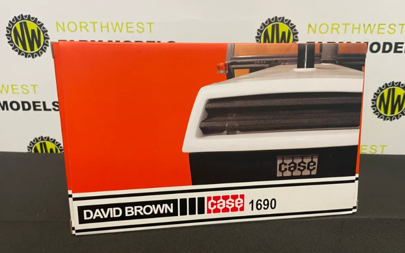 UNIVERSAL HOBBIES 6754 1:32 SCALE DAVID BROWN 1690 2WD (1979) TRACTOR