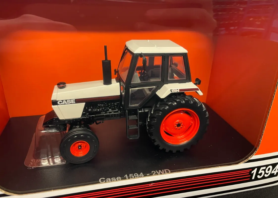 UNIVERSAL HOBBIES 5361 1:32 SCALE CASE IH 1594 2WD TRACTOR 1983-1985
