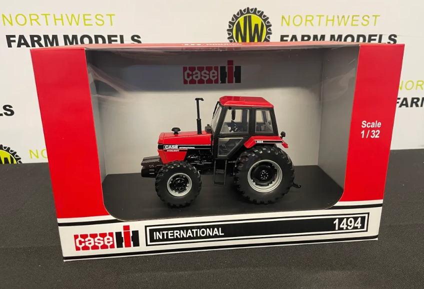 UNIVERSAL HOBBIES 6210 1:32 SCALE CASE IH INTERNATIONAL 1494 4WD TRACTOR