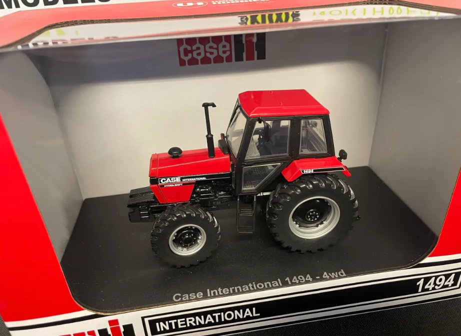 UNIVERSAL HOBBIES 6210 1:32 SCALE CASE IH INTERNATIONAL 1494 4WD TRACTOR