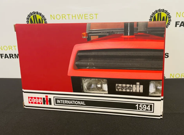 UNIVERSAL HOBBIES 6759 1:32 SCALE CASE IH 1594 2WD (1985) TRACTOR
