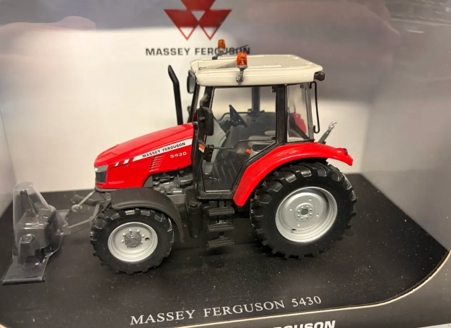 UNIVERSAL HOBBIES 2966 1:32 SCALE MASSEY FERGUSON 5430 TRACTOR