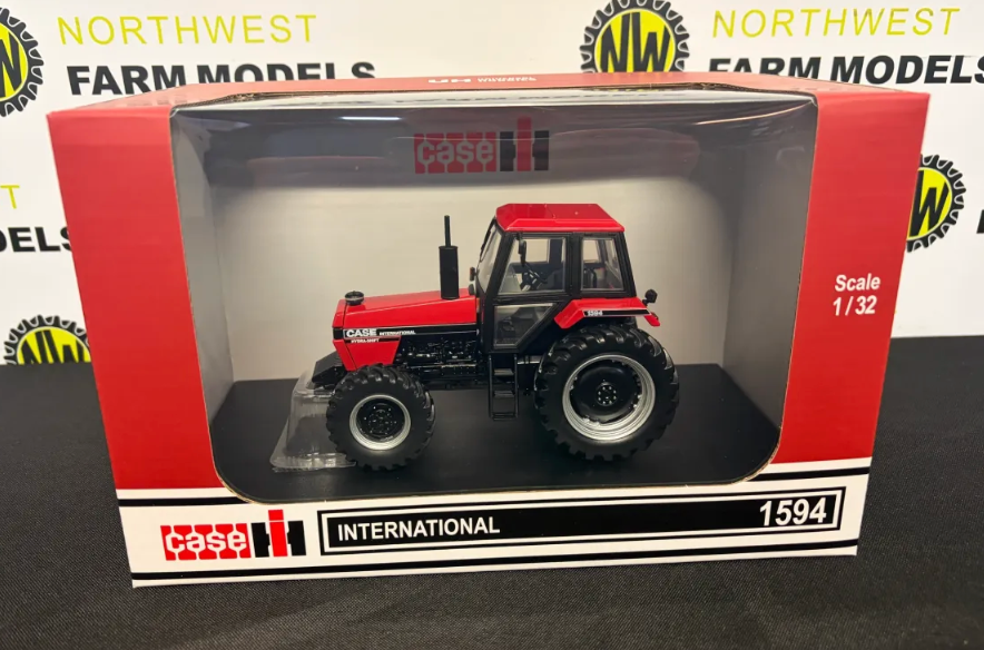 UNIVERSAL HOBBIES 6758 1:32 SCALE CASE INTERNATIONAL 1594 HYRDA-SHIFT 4WD TRACTOR
