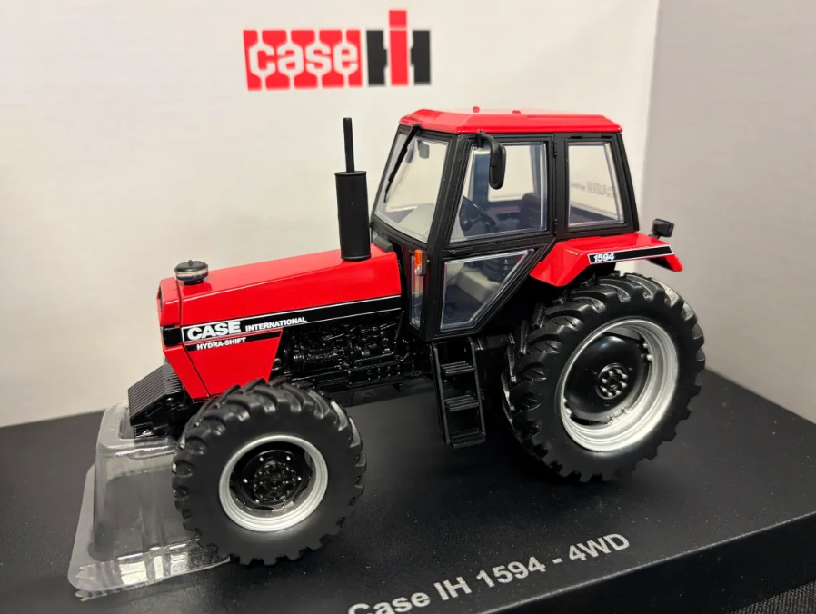 UNIVERSAL HOBBIES 6758 1:32 SCALE CASE INTERNATIONAL 1594 HYRDA-SHIFT 4WD TRACTOR