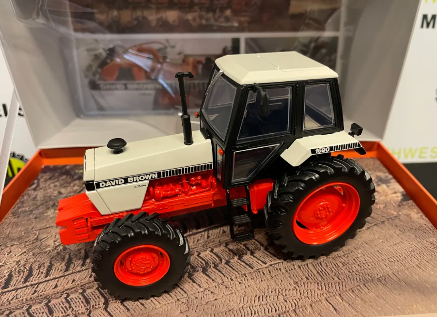 UNIVERSAL HOBBIES 6755 1:32 SCALE DAVID BROWN 1690 TURBO 4WD LIMITED EDITION