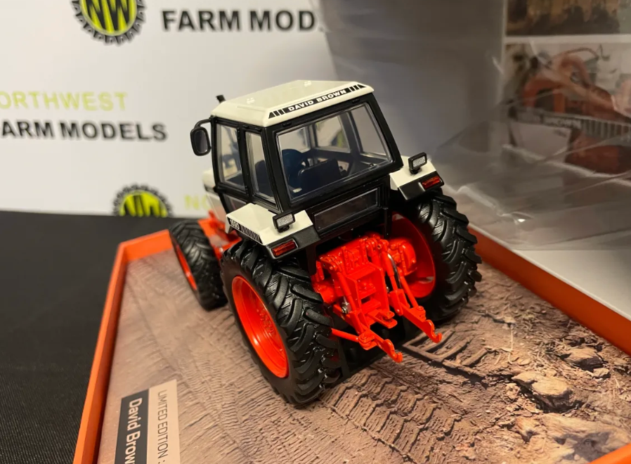 UNIVERSAL HOBBIES 6755 1:32 SCALE DAVID BROWN 1690 TURBO 4WD LIMITED EDITION